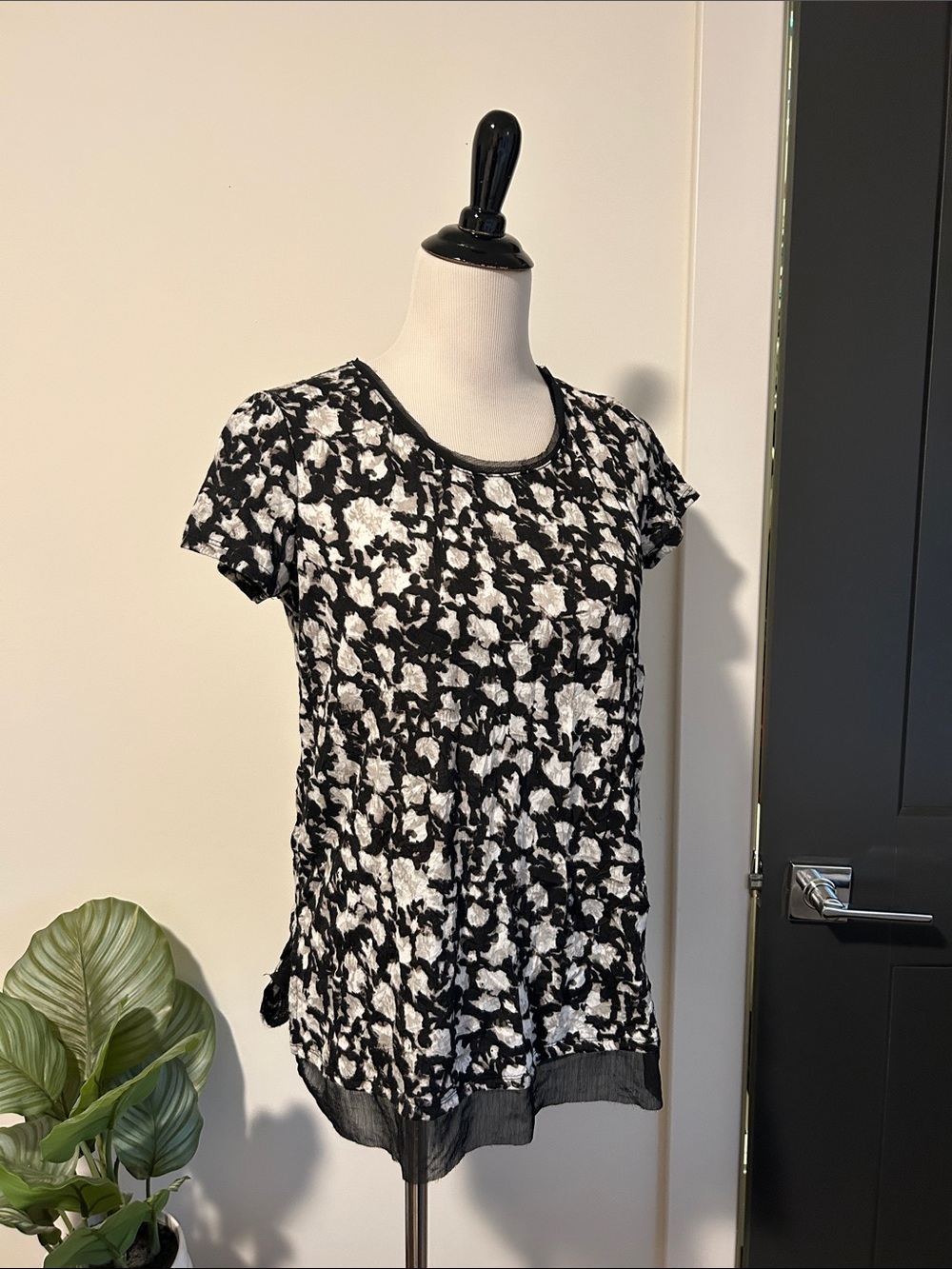 Simply Vera Wang S black white short sleeve with tulle trim